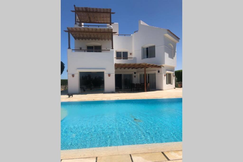 With 5 Bedrooms & 4 Bathrooms - Private Heated Pool Vilă Hurghada