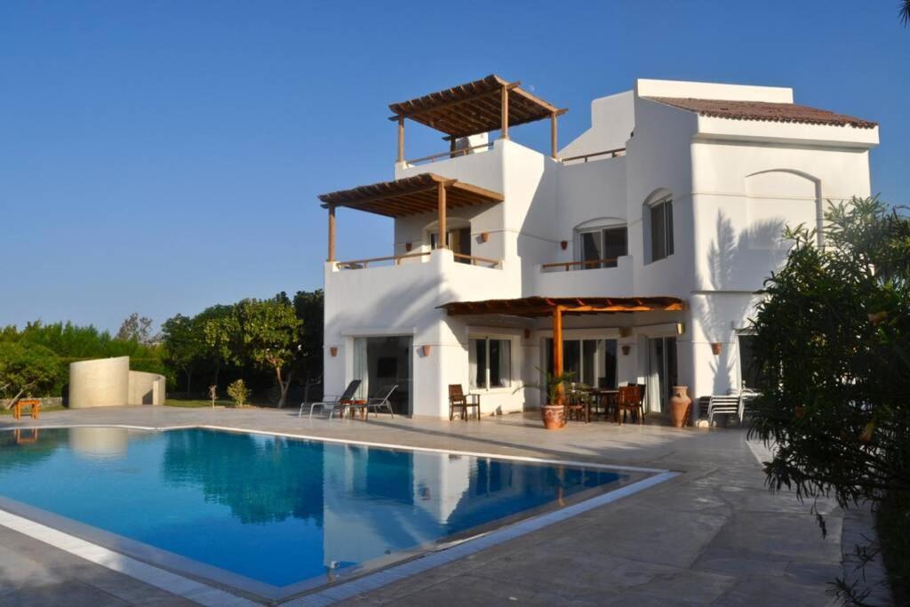 Vilă With 5 Bedrooms & 4 Bathrooms - Private Heated Pool Hurghada