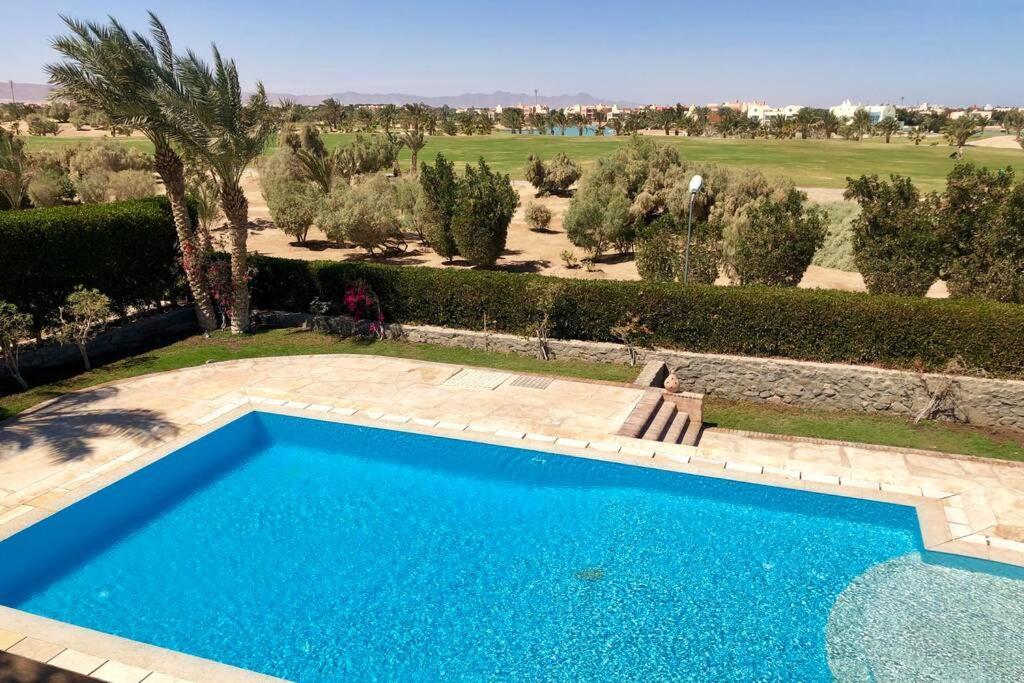 Vilă With 5 Bedrooms & 4 Bathrooms - Private Heated Pool