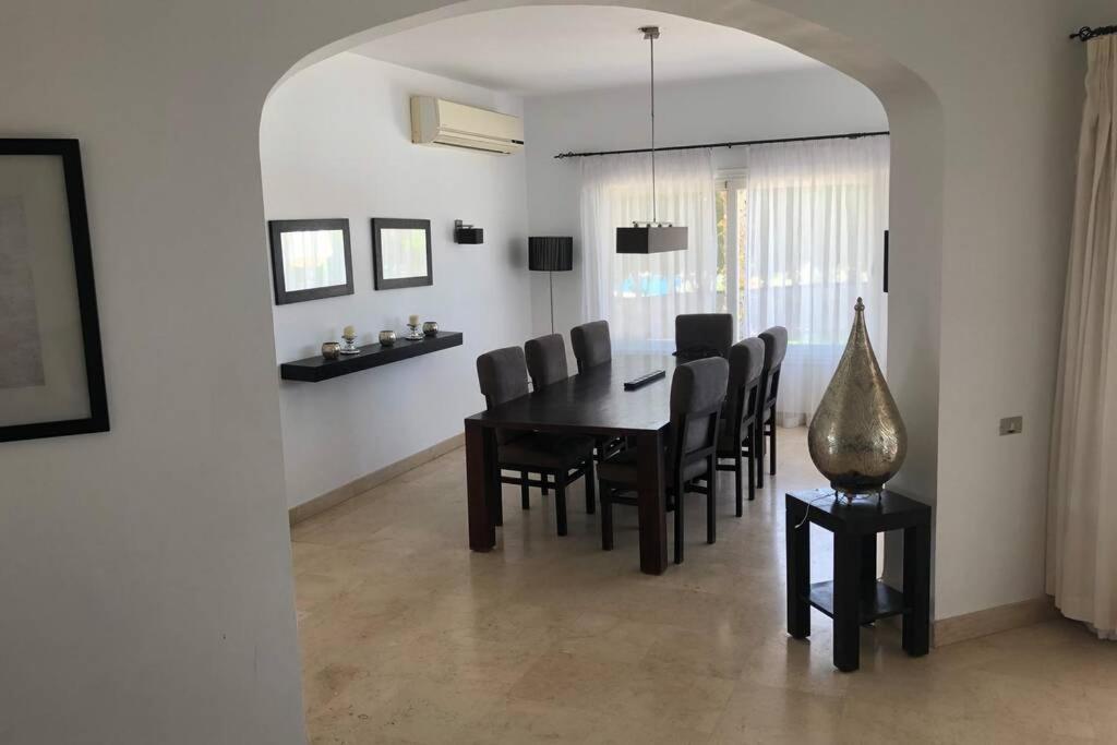 Vilă With 5 Bedrooms & 4 Bathrooms - Private Heated Pool *