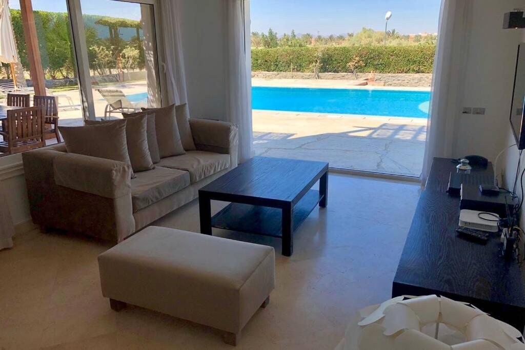 Vilă With 5 Bedrooms & 4 Bathrooms - Private Heated Pool