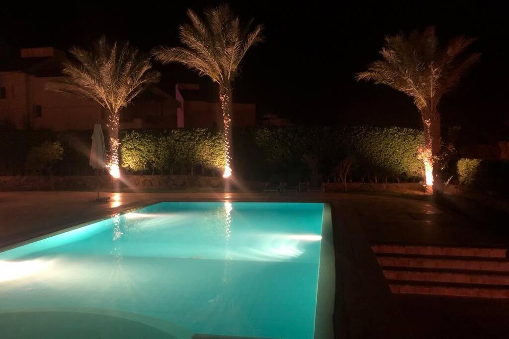 With 5 Bedrooms & 4 Bathrooms - Private Heated Pool Vilă *