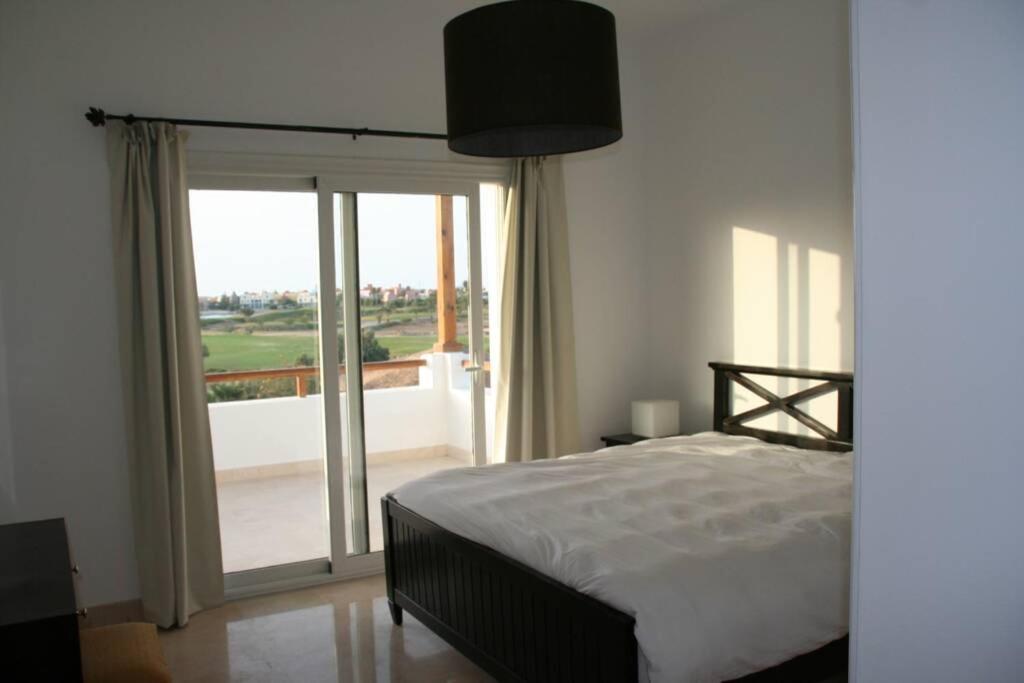 Vilă With 5 Bedrooms & 4 Bathrooms - Private Heated Pool *